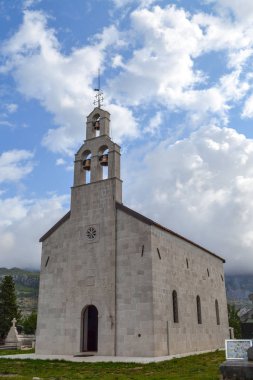 Gökyüzüne karşı küçük bir tapınak. Karadağ Ortodoks Kilisesi
