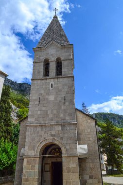 Gökyüzüne karşı küçük bir tapınak. Karadağ Ortodoks Kilisesi