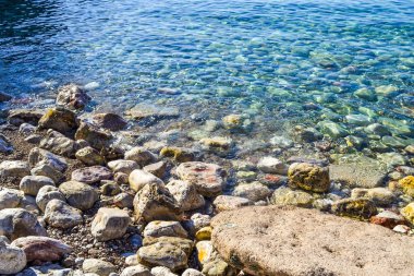 Deniz Manzaralı. Sakin deniz ve büyük prilezhnye taş. Şeffaf su Adriyatik Denizi. Karadağ