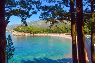 Deniz manzaralı. Güneşli bir günde güzel lagün. Karadağ. Adriyatik Denizi