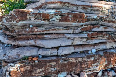 Doku kaya. Büyük kayalar kaya pul pul.