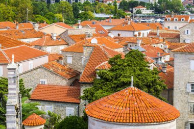 Eski kasaba Budva manzara: antik duvarlar ve kırmızı kiremitli çatı. Karadağ, Europe.