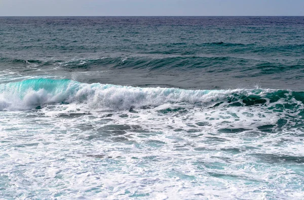 Kıyı şeffaf deniz/dalga Tepesi üzerinde köpük ile çökmesini okyanus