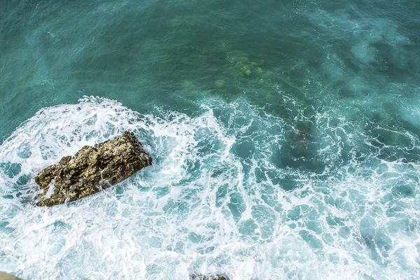 Blick auf das Meer. die Wellen brechen an den Küstenfelsen zusammen. Sommer. Balkan. adriatisch — Stockfoto