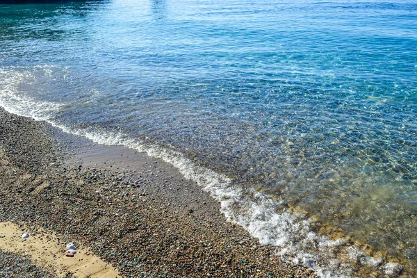 Belle vue sur la mer. Une mer calme au bord du rivage. Plage de galets propre. L'Adriatique. Monténégro — Photo