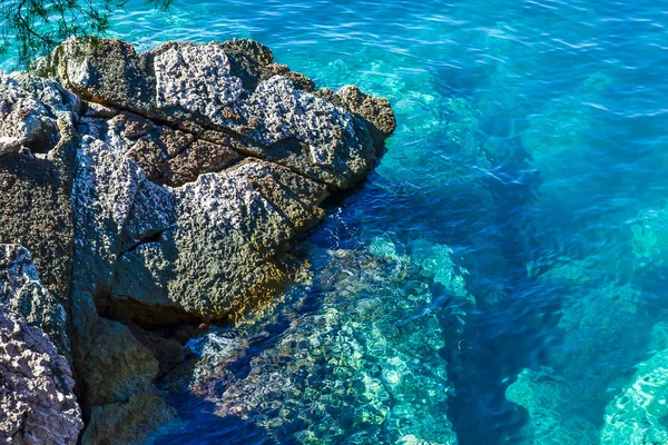 The sea view. Beautiful view from the mountain to the calm Adriatic sea. Blue clear water and large stones. — Stock Photo, Image