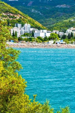 Dağdan deniz manzarası. Adriyatik Denizi'nin güzel körfezinin görünümü.