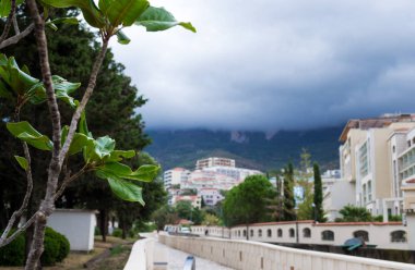 Budva Rivierası. Becici kasabası. Şehrin ve dağların manzarası