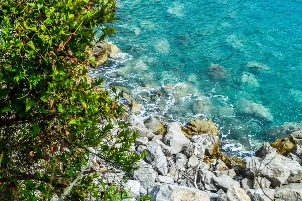 Sea view from the mountain. Adriatic Sea. Rocky shore. Under the water are visible large stones that fell into the sea — Stock Photo, Image