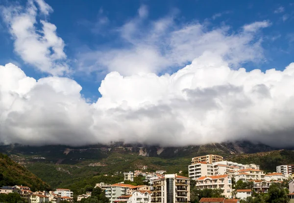 Becici, Montenegro, Vista da cidade e montanhas — Fotografia de Stock