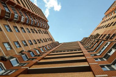 Çok katlı konut binası. Bu yarım daire. Alt görünüm