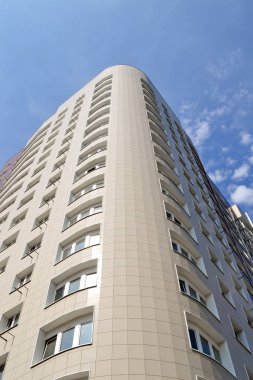 Çok katlı yeni bir bina.