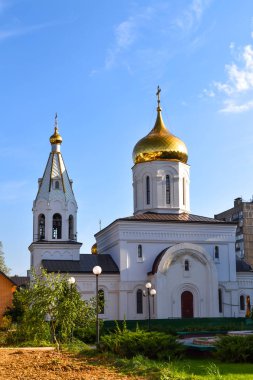 Mavi gökyüzü beyaz Ortodoks Kilisesi