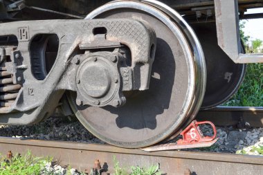 Bir yük vagonunun tekerlekleri yakın plan. Rusya