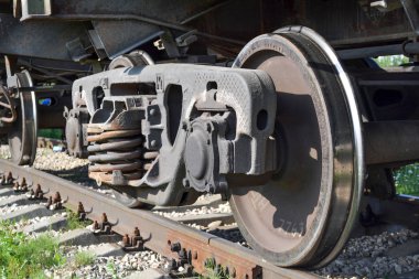 Bir yük vagonunun tekerlekleri yakın plan. Rusya