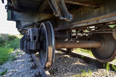 Bir yük vagonunun tekerlekleri yakın plan. Rusya
