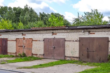 Bir sıra tuğla garaj paslı metal gates ile. Rusya