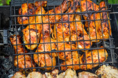 Tavuk ateşte kızartılır. Close. Hafta sonu