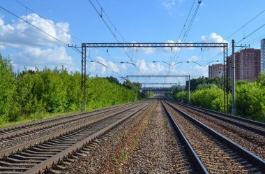 Tren. Uzakta dört çıkış yolu var. Elektrikli demiryolu.