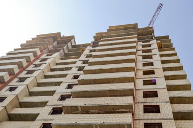 Çok katlı bina. Çok katlı bir konut binası nın inşaatı. İnşaat vinç