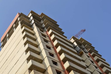 Çok katlı bina. Çok katlı bir konut binası nın inşaatı. İnşaat vinç