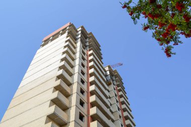 Çok katlı bina. Çok katlı bir konut binası nın inşaatı. İnşaat vinç