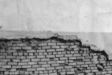 Boş eski tuğla duvar dokusu. Hasarlı sıva ile binanın eski eski cephesi. Monokrom