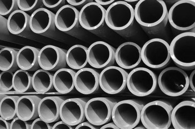 Sürü halinde yığılmış bitmiş ürünlerin stok plastik borular