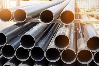 Sürü halinde yığılmış bitmiş ürünlerin stok plastik borular