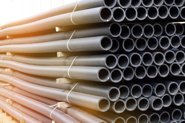 Sürü halinde yığılmış bitmiş ürünlerin stok plastik borular