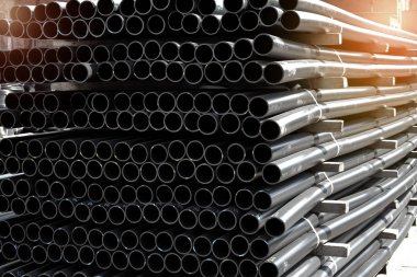 Sürü halinde yığılmış bitmiş ürünlerin stok plastik borular