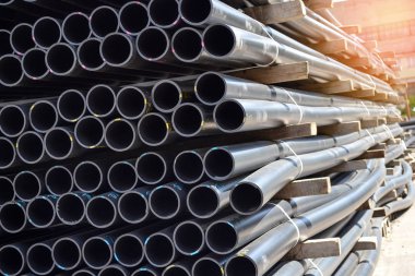 Sürü halinde yığılmış bitmiş ürünlerin stok plastik borular