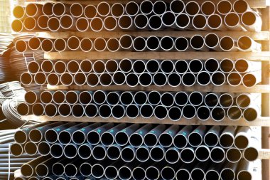 Sürü halinde yığılmış bitmiş ürünlerin stok plastik borular