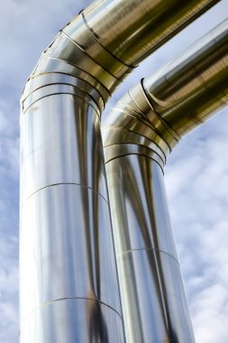 Yerüstü ısı boruları. Gökyüzüne karşı parlak metal çalışmaları