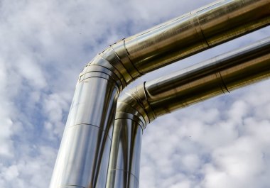 Yerüstü ısı boruları. Gökyüzüne karşı parlak metal çalışmaları