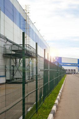 Mal yüklemek için kapıları olan büyük bir dağıtım deposu