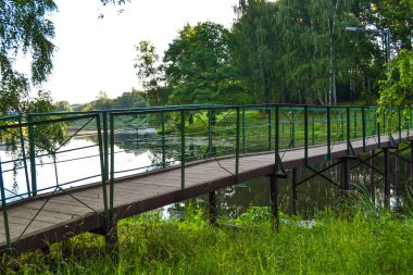 Gölün arasında köprü.