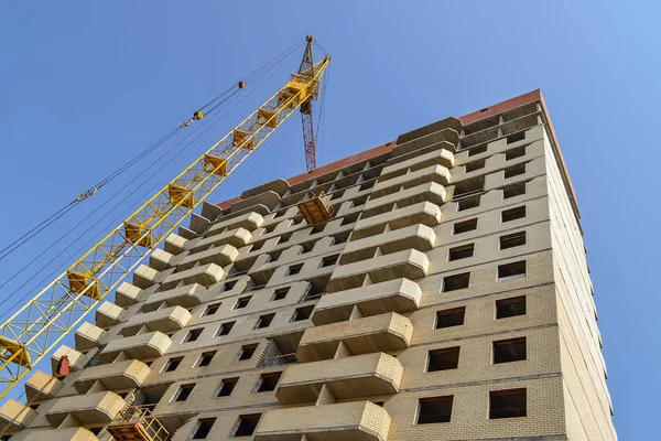 Baukran im Hintergrund eines im Bau befindlichen mehrstöckigen Gebäudes — Stockfoto