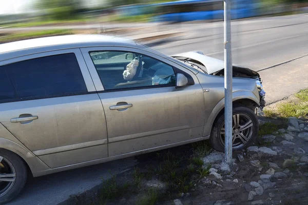 Auto rotta in un incidente. Vista laterale — Foto Stock