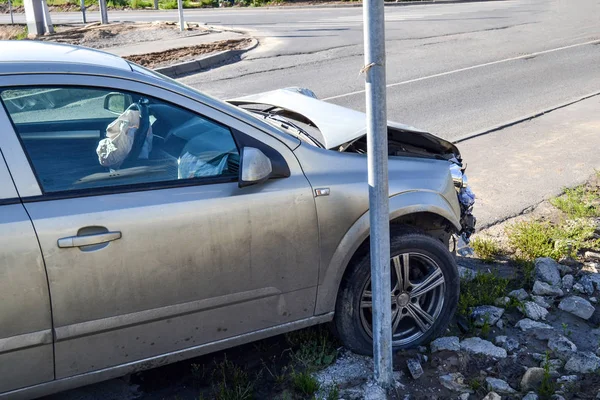 Auto gebroken bij een ongeval. . Zijaanzicht — Stockfoto