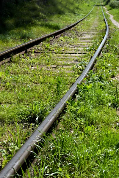 Velho caminho de ferro abandonado coberto com grama — Fotografia de Stock