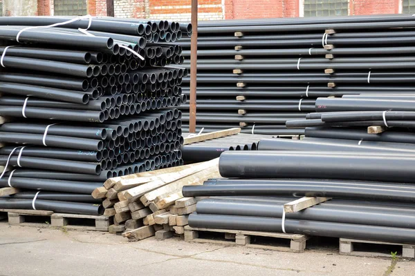 Tubos de plástico preto. Fabricação de tubos de plástico — Fotografia de Stock