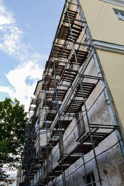 Andaimes durante a reparação da fachada de um edifício residencial de vários andares — Fotografia de Stock