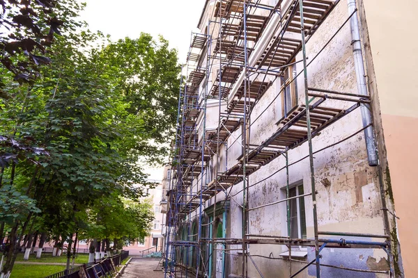 Échafaudages lors de la réparation de la façade d'un immeuble résidentiel à plusieurs étages — Photo