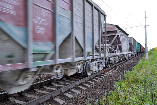 Tren de mercancías, vagones de ferrocarril con efecto de desenfoque de movimiento. Transporte, ferrocarril . — Foto de Stock