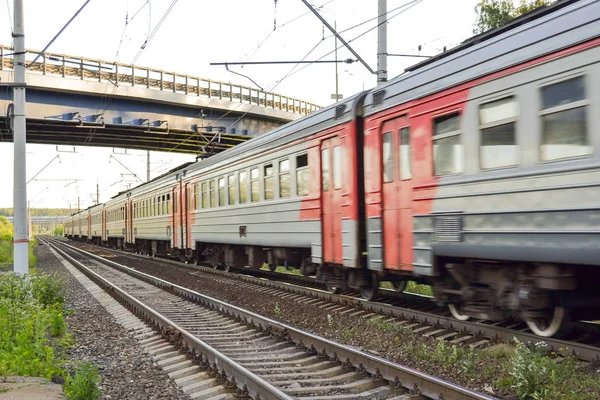 Tren de pasajeros en movimiento. Rusia — Foto de Stock