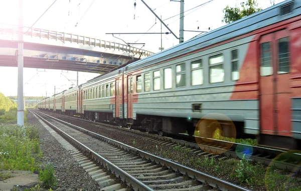Пассажирский поезд в движении. Россия — стоковое фото