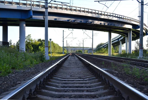 Järnvägen spårar under bil överpasset — Stockfoto