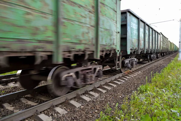 Goederentrein, treinwagons met motion blur effect. Vervoer, spoorlijn. — Stockfoto