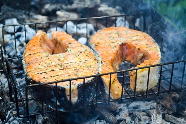 Bife de salmão grelhado. grelha, carvão, fumo — Fotografia de Stock